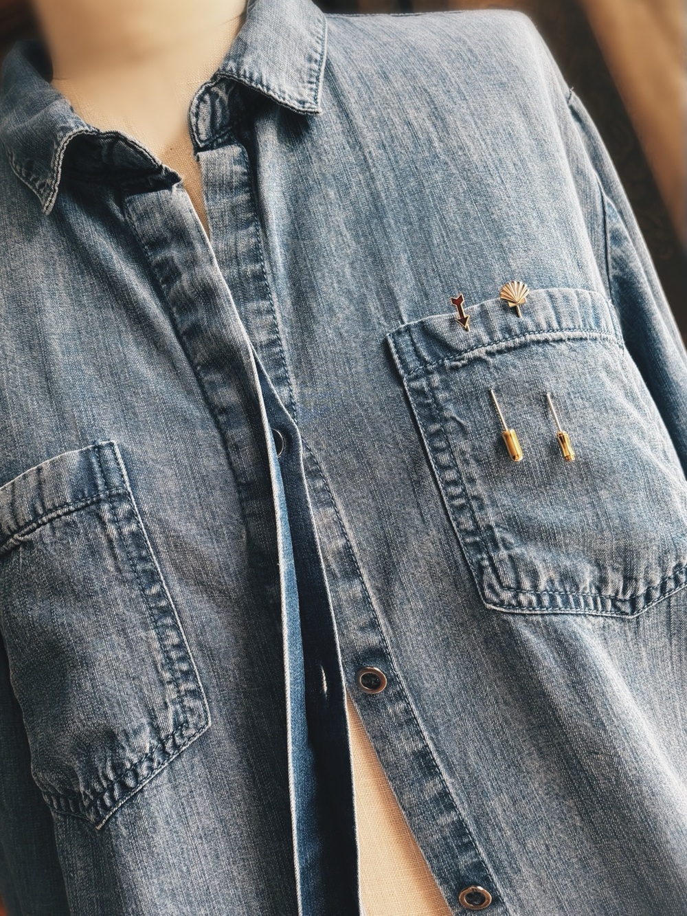 Vintage Wash Denim Button-Down Shirt & Two Vintage Red Arrow & Shell stick pins - Picture 4 of 10